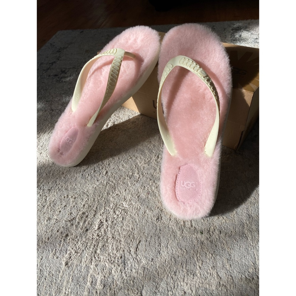Ugg Women’s Fluffy Sandal